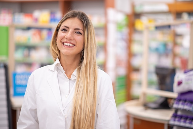 Farmacista sorridente dentro la sua farmacia