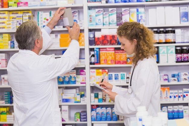 Farmacisti che cercano le medicine con la prescrizione