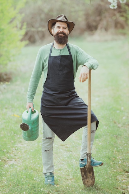 Farmar gode della natura primaverile e si prende cura delle sue piante, giardiniere, vita di campagna, agricoltura e agricoltura