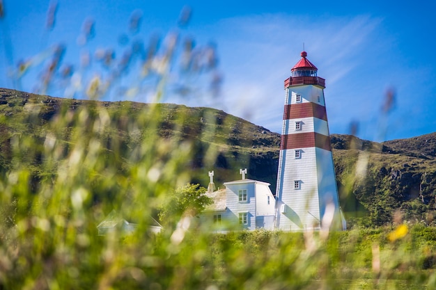 Faro a cielo sereno all'isola di Godoy vicino a Alesund, Norvegia