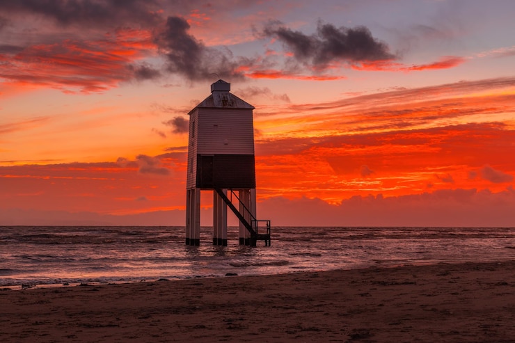 Foto faro al tramonto