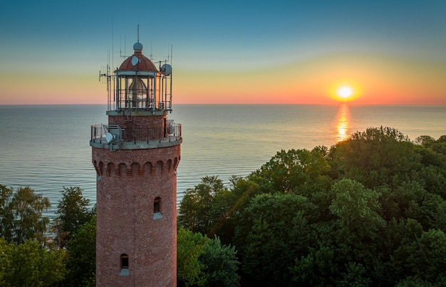 Faro all'alba dal Mar Baltico in Polonia