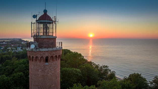 Faro all'alba dal Mar Baltico in Polonia