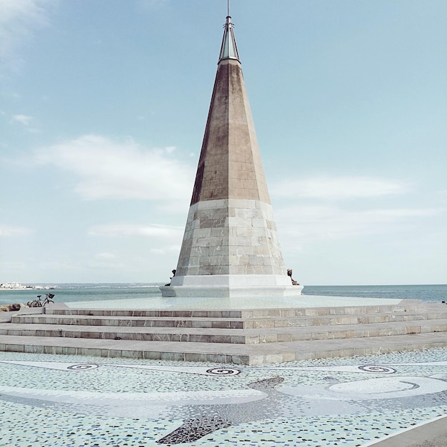 Faro dal mare contro il cielo