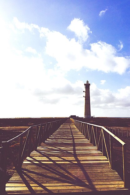 Faro dal mare contro il cielo