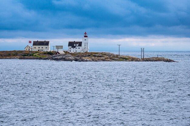 Faro dal mare contro il cielo