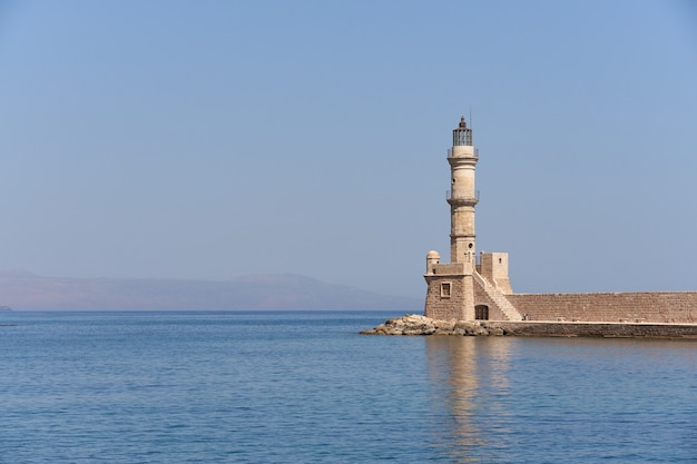 Faro di Chania a Creta con cieli nebbiosi sullo sfondo.