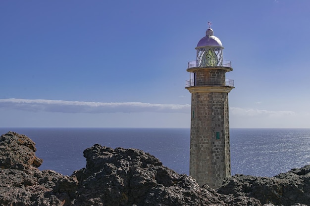 Faro di Faro de Orchilla con rocce vulcaniche e paesaggio dell'oceano Atlantico Isola di El Hierro