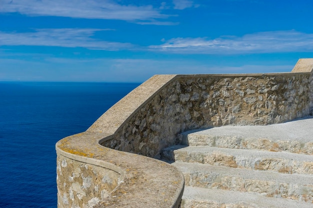 Faro di Formentor sul Mar Mediterraneo sull'isola di Ibiza in Spagna, scena di vacanza ed estate