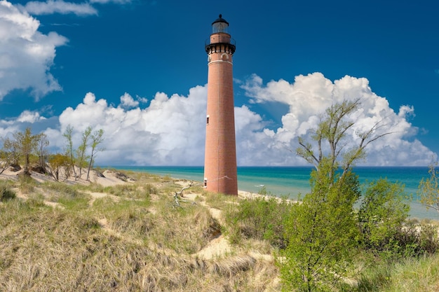 Faro di Little Sable Point tra le dune costruito nel 1867