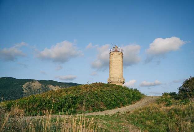 Faro di mare su una costa collinare