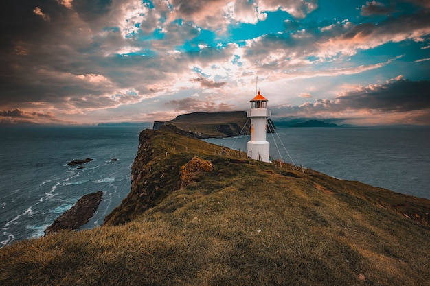 Faro di mykines nelle isole faroe