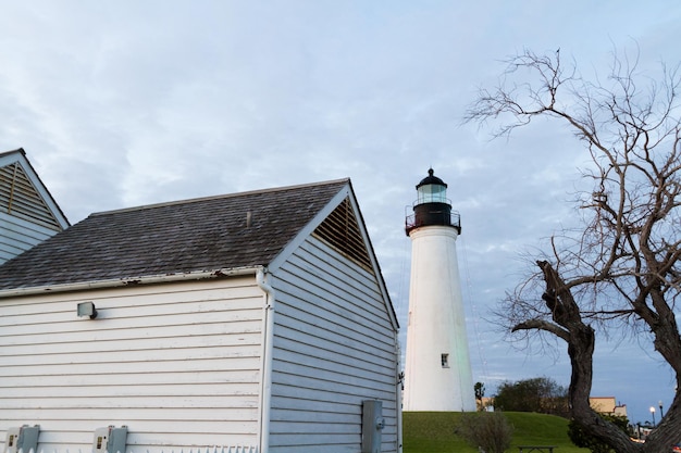 Faro di Port Isabel vicino a South Parde Island, TX.