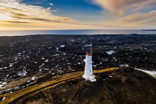 Faro di Reykjanesviti sulla penisola di Reykjanes nel sud dell'Islanda Vista aerea