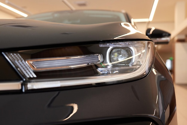faro di un'auto moderna e prestigiosa da vicino