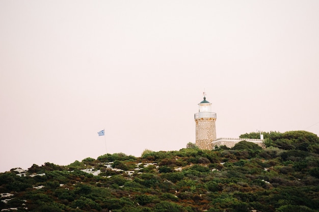 Faro e bandiera greca sull'isola di Zante.Grecia