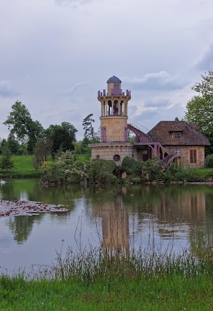 Faro e lago del vecchio villaggio di Maria Antonietta al Palazzo di Versailles a Parigi in Francia.