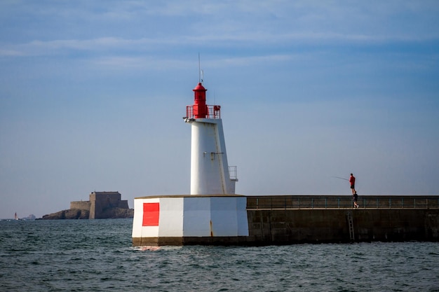 Faro e molo di SaintMalo Bretagna Francia