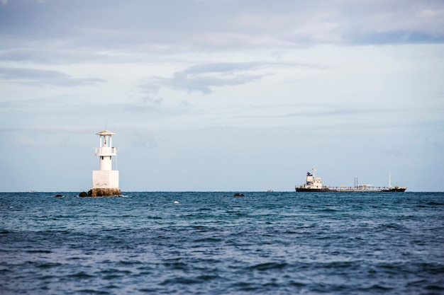 Faro e nave nel mare.