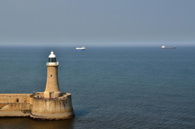 Faro e navi