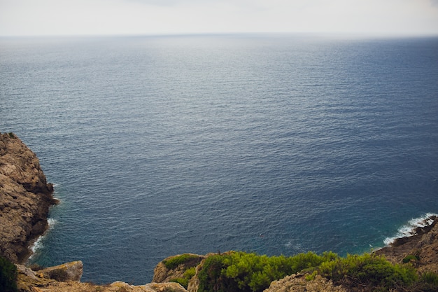 Faro e punto di vista Cap de Formentor. Attrazione turistica. Costa dell'isola di Maiorca la sera. Montagna. Isole Baleari Paesaggio in inverno. Grande scenario. Bella vista.