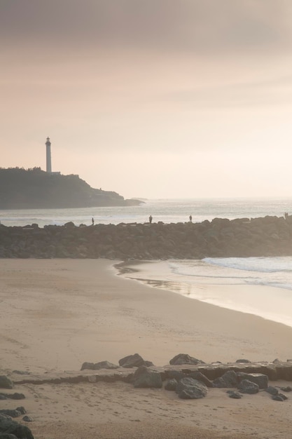 Faro e spiaggia al tramonto, Biarritz, Francia