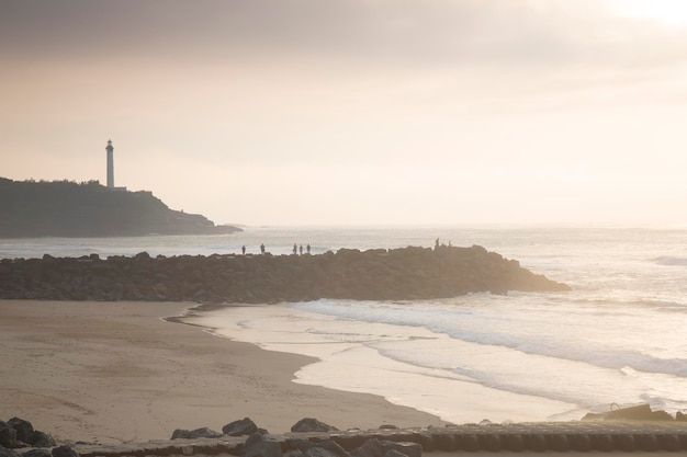 Faro e spiaggia, Biarritz, Francia