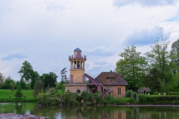 Faro e stagno nel vecchio villaggio di Maria Antonietta al Palazzo di Versailles a Parigi in Francia.