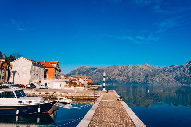 Faro in bianco e nero nella baia di prcanj kotor del mare