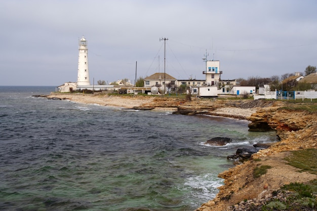 Faro in riva al mare