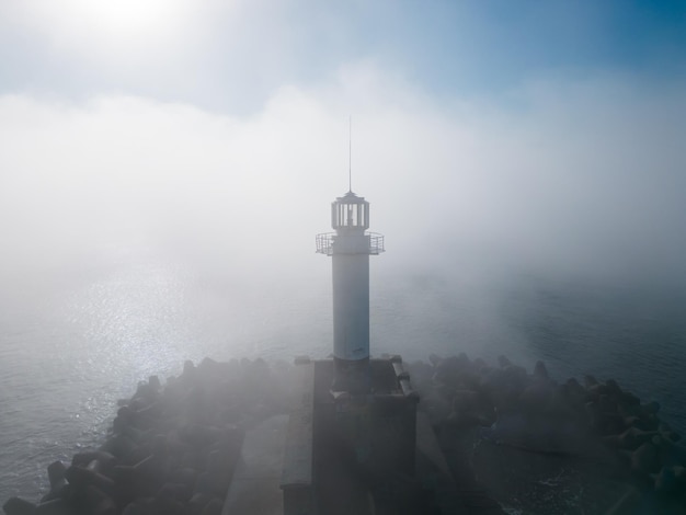 Faro in un mare nebbioso Varna Bulgaria