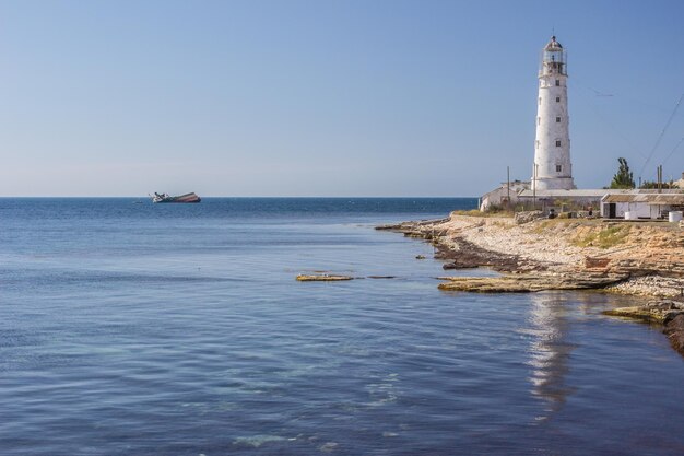 Faro mare e cielo blu roccia