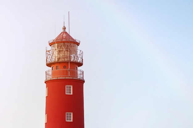 Faro nel porto marittimo. Bellissimo faro russo Baltiysk