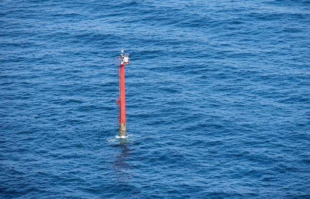 faro nell'oceano blu