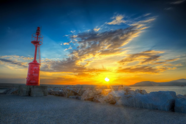 Faro rosso al tramonto hdr