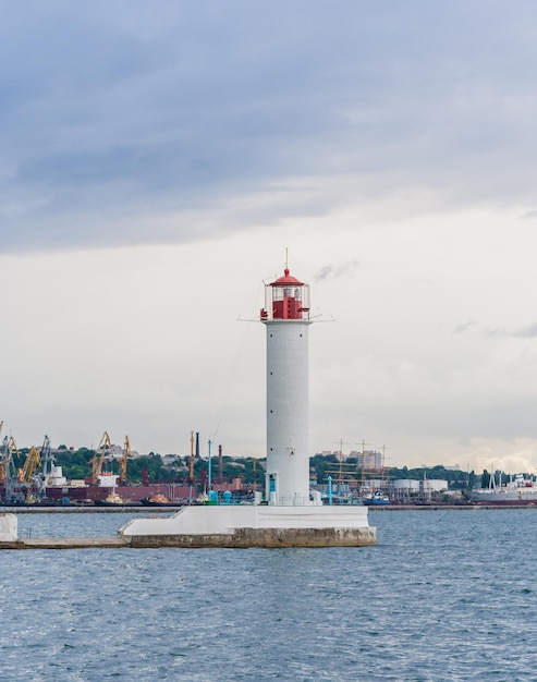 Faro rosso e bianco di Odessa in una luminosa giornata estiva soleggiata nel mezzo del Mar Nero