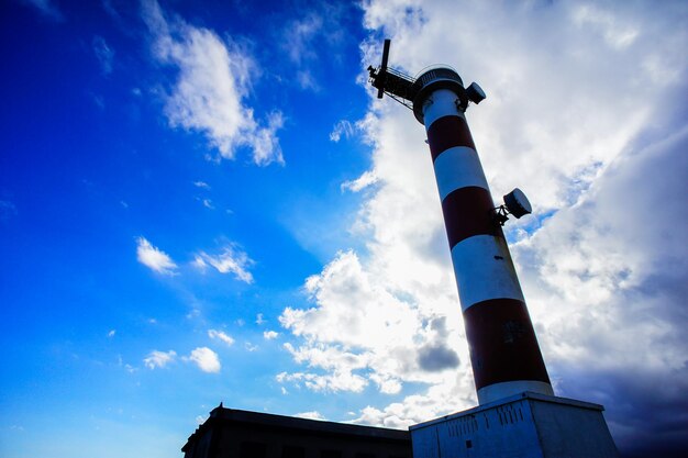 Faro rosso e bianco nelle isole Canarie del sud di Tenerife