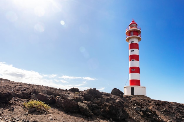 Faro rosso e bianco sull'oceano. Gran Canaria Spagna