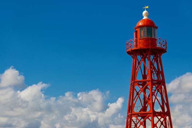 Faro rosso su sfondo blu cielo