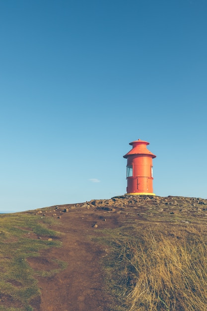 Faro rosso su una collina, Islanda