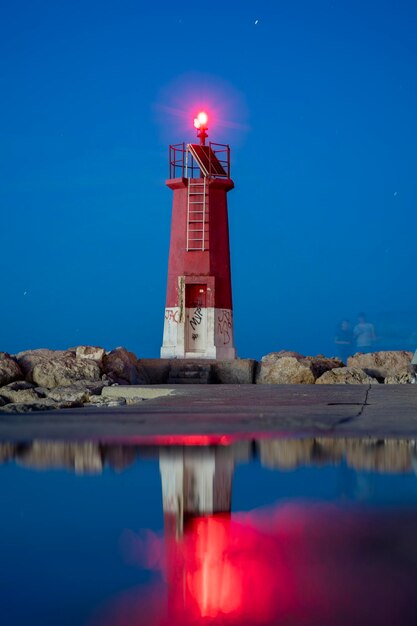 Faro rosso sulla costa mediterranea