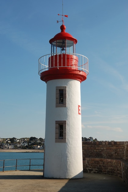 Faro su un cielo blu