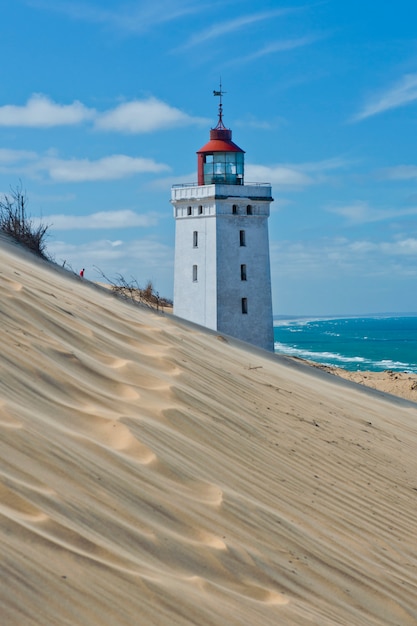 Faro su una duna di sabbia