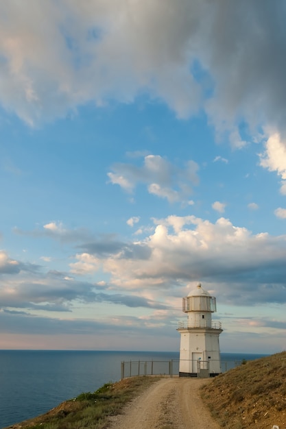 Faro sul mare all'alba