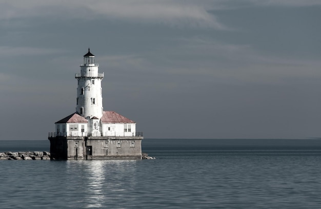 Faro sul mare contro il cielo durante il tramonto