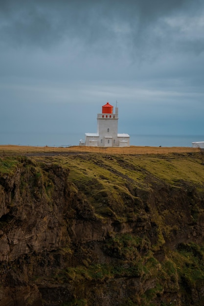 Faro sul mare contro il cielo