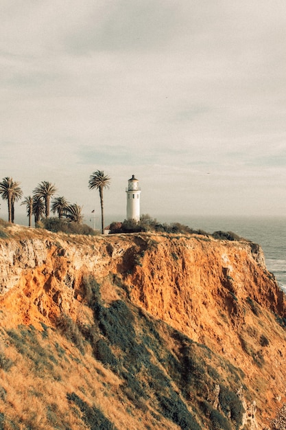 Faro sul mare contro il cielo