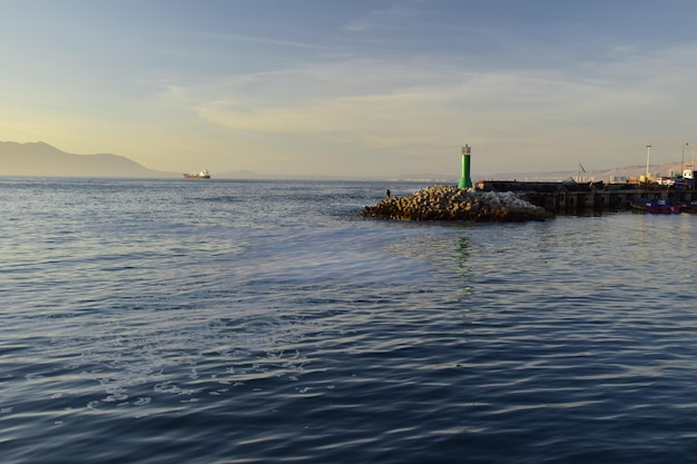 Faro sul molo della città sul porto di Antofagasta Cile