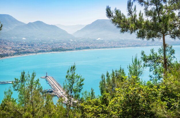 Faro sul molo di Alanya in Turchia e nel blu del Mar Mediterraneo