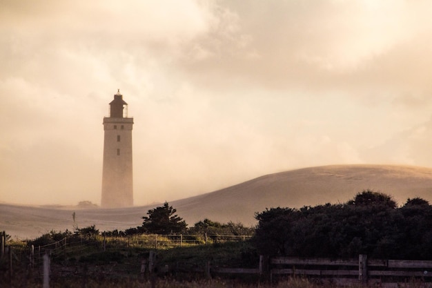 Faro sul paesaggio contro il cielo